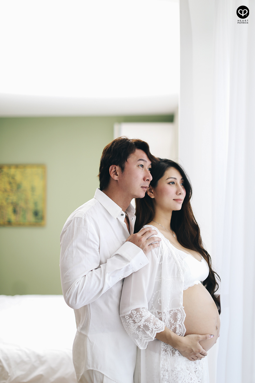 heartpatrick destination pregnancy prenatal couple portraits santorini greece
